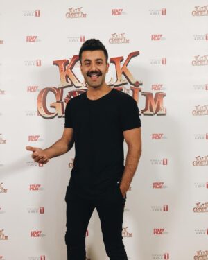 Alper Saylık Instagram - #kalkgidelim yeni sezon, yeni bölümüyle birazdan #trt1 de. Kaçırmayın... 😊🍀 #şakirzeytin