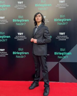Alperen Efe Esmer Instagram - Başlıyoruz🤘🏻 Yeni sezon bölümlerimiz bugün itibariyle @tabii'de sizlerle💚 Aksiyon ve heyecan yine dorukta.🔥✨
@trt1 @tabii  #trtdijital #platform #tabii #lansman #candostlar #tozkoparaniskender