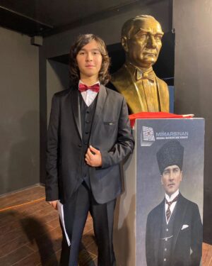 Alperen Efe Esmer Instagram - Ne kutlu bir gün! Ne de büyük bir heyecan var içimde. Atamın kurduğu bu güzel Cumhuriyet, 100 yaşında!  Ayağımın değdiği her karış toprak, gözümün gördüğü her yer; aziz kahramanlarımızın kanları ile sulandı. Böylesi büyük zorluklara rağmen, gözünü hiç kırpmadan vatan uğruna, bizler için mücade veren, bağımsızlığımızı kazanmamızı sağlayan başta Ulu Önder Gazi Mustafa Kemal Atatürk'ü, silah arkadaşlarını ve tüm kahramanlarımızı rahmet ve minnetle anıyorum. Senin fikirlerin, ilke ve inkılâpların her daim bizlerle. Kurduğun bu cennet vatanda; Cumhuriyetimizin aydınlığı içinde, İstiklal Marşı'mızın, al ve beyaz bayrağımızın altında sonsuza kadar huzur içinde uyu Atam. Çok yaşa Atatürk, çok yaşa 29 Ekim! Asırlar boyu Yaşasın Cumhuriyet! 🇹🇷❤️🙏🏻🎉
#cumhuriyet100yaşında #29ekim #mustafakemalatatürk #29ekimcumhuriyetbayramı #atam #çokyaşacumhuriyet