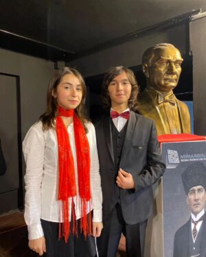 Alperen Efe Esmer Instagram - Ne kutlu bir gün! Ne de büyük bir heyecan var içimde. Atamın kurduğu bu güzel Cumhuriyet, 100 yaşında!  Ayağımın değdiği her karış toprak, gözümün gördüğü her yer; aziz kahramanlarımızın kanları ile sulandı. Böylesi büyük zorluklara rağmen, gözünü hiç kırpmadan vatan uğruna, bizler için mücade veren, bağımsızlığımızı kazanmamızı sağlayan başta Ulu Önder Gazi Mustafa Kemal Atatürk'ü, silah arkadaşlarını ve tüm kahramanlarımızı rahmet ve minnetle anıyorum. Senin fikirlerin, ilke ve inkılâpların her daim bizlerle. Kurduğun bu cennet vatanda; Cumhuriyetimizin aydınlığı içinde, İstiklal Marşı'mızın, al ve beyaz bayrağımızın altında sonsuza kadar huzur içinde uyu Atam. Çok yaşa Atatürk, çok yaşa 29 Ekim! Asırlar boyu Yaşasın Cumhuriyet! 🇹🇷❤️🙏🏻🎉
#cumhuriyet100yaşında #29ekim #mustafakemalatatürk #29ekimcumhuriyetbayramı #atam #çokyaşacumhuriyet