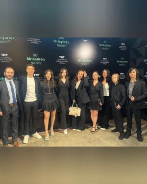 Alperen Efe Esmer Instagram - Yayıncılık hayatında kurulduğu günden beri ilklere imza atan TRT,  dün düzenlenen lansman gecesinde yine bir ilke imza atarak, Prof. Dr. Mehmet Zahid  Sobacı ve Prof. Dr. Fahrettin Altun'un konuşmalarının ardından  Türkiye'nin milli dijital platformunu ve içinde yer alacak projeleri bizlere tanıttı. Keyifli ve heyecanlı dakikalar geçirdik. Ayrıca zevkle okuduğum "Sahne Senin" kitabının yazarı ve Tekden'in kurucusu Kemal amca ile tanışmaktan da büyük bir onur duydum. Emeği geçen tüm TRT ailesine ve @omer_akkoyunlu_ abimize sonsuz teşekkürler. "Tabii" ülkemize hayırlı ve uğurlu olsun. 
@trt1 @tabii #mehmetzaidsobacı @fahrettinaltun_ @kemal_tekden @tekdenfilmyapim #tabii #lansman #trtdijital #platform #tozkoparaniskender #candostlar