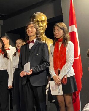 Alperen Efe Esmer Instagram - Ne kutlu bir gün! Ne de büyük bir heyecan var içimde. Atamın kurduğu bu güzel Cumhuriyet, 100 yaşında!  Ayağımın değdiği her karış toprak, gözümün gördüğü her yer; aziz kahramanlarımızın kanları ile sulandı. Böylesi büyük zorluklara rağmen, gözünü hiç kırpmadan vatan uğruna, bizler için mücade veren, bağımsızlığımızı kazanmamızı sağlayan başta Ulu Önder Gazi Mustafa Kemal Atatürk'ü, silah arkadaşlarını ve tüm kahramanlarımızı rahmet ve minnetle anıyorum. Senin fikirlerin, ilke ve inkılâpların her daim bizlerle. Kurduğun bu cennet vatanda; Cumhuriyetimizin aydınlığı içinde, İstiklal Marşı'mızın, al ve beyaz bayrağımızın altında sonsuza kadar huzur içinde uyu Atam. Çok yaşa Atatürk, çok yaşa 29 Ekim! Asırlar boyu Yaşasın Cumhuriyet! 🇹🇷❤️🙏🏻🎉
#cumhuriyet100yaşında #29ekim #mustafakemalatatürk #29ekimcumhuriyetbayramı #atam #çokyaşacumhuriyet