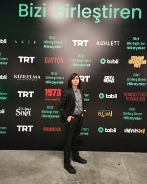 Alperen Efe Esmer Instagram - Yayıncılık hayatında kurulduğu günden beri ilklere imza atan TRT,  dün düzenlenen lansman gecesinde yine bir ilke imza atarak, Prof. Dr. Mehmet Zahid  Sobacı ve Prof. Dr. Fahrettin Altun'un konuşmalarının ardından  Türkiye'nin milli dijital platformunu ve içinde yer alacak projeleri bizlere tanıttı. Keyifli ve heyecanlı dakikalar geçirdik. Ayrıca zevkle okuduğum "Sahne Senin" kitabının yazarı ve Tekden'in kurucusu Kemal amca ile tanışmaktan da büyük bir onur duydum. Emeği geçen tüm TRT ailesine ve @omer_akkoyunlu_ abimize sonsuz teşekkürler. "Tabii" ülkemize hayırlı ve uğurlu olsun. 
@trt1 @tabii #mehmetzaidsobacı @fahrettinaltun_ @kemal_tekden @tekdenfilmyapim #tabii #lansman #trtdijital #platform #tozkoparaniskender #candostlar