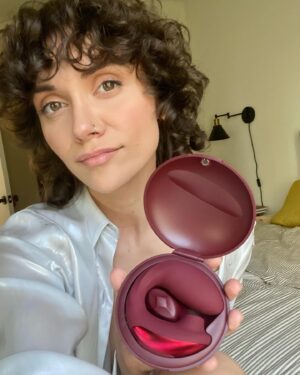 Alyson Stoner Instagram - Who wants toys?? 😍 EVERYONE who signs up will receive either a free toy or a gift card. All you have to do is:
✨ Click the link in my Instagram bio
✨ Sign up with your email
✨ See your gift from @bellesaco
P.S. YES people actually win toys, my friend in NYC won last time!

It’s 100% discreet shipping & billing ✨ Ships worldwide 🌎

May you experience every last drop of pleasure (and health benefit) from yummy intimacy.🩵

Tag a friend who deserves a toy!
