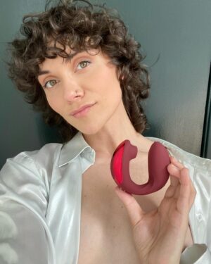 Alyson Stoner Instagram - Who wants toys?? 😍 EVERYONE who signs up will receive either a free toy or a gift card. All you have to do is:
✨ Click the link in my Instagram bio
✨ Sign up with your email
✨ See your gift from @bellesaco
P.S. YES people actually win toys, my friend in NYC won last time!

It’s 100% discreet shipping & billing ✨ Ships worldwide 🌎

May you experience every last drop of pleasure (and health benefit) from yummy intimacy.🩵

Tag a friend who deserves a toy!