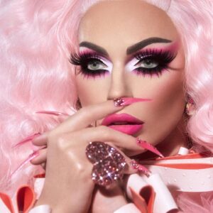 Alyssa Edwards Instagram - Step 4. 
LARGER Than LIFE is just the right size (insert Tongue Pop)! She Has Arrived LOCKED & LOADED...
It’s SHOWTYME Folks @anastasiabeverlyhills 
Beauty Empowered 💋
#DancingQueen #anastasiabeverlyhills #ABH #DRAG #abhxalyssaedwards