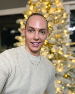 Alyssa Edwards Instagram - Merry Christmas & Happy Holidays
 My Dear Family & Friends 🎄
Wishing You All An Abundance Of Health, Happiness and Peace ❤️