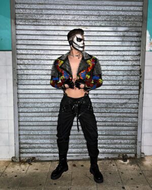 Alyssa Hunter Instagram - SKULL 💀🤘🏼🔥⚙️ 
#YellowHalloween2023 

🖌️ Makeup/ Look: By me. 

#HappyHalloween #Skull #esqueleto #Punk #yellowhalloween2023 #Boo #DragRace #trade 
#Costumes #saw  #skullmakeup