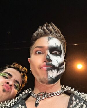 Alyssa Hunter Instagram - SKULL 💀🤘🏼🔥⚙️ 
#YellowHalloween2023 

🖌️ Makeup/ Look: By me. 

#HappyHalloween #Skull #esqueleto #Punk #yellowhalloween2023 #Boo #DragRace #trade 
#Costumes #saw  #skullmakeup