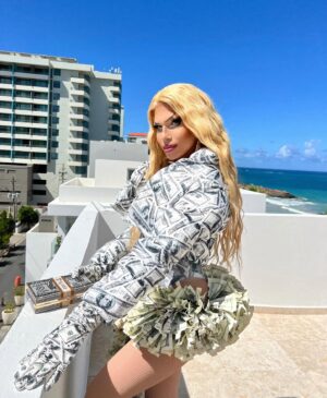 Alyssa Hunter Instagram - HUSTLER GIRL! 💵💰💸 

BLING BLING BLING✨💅🏼 
Drag Brunch Look @thetryst_sanjuan. 

👗: Styled by me. 
📸: @yougotmelvin 
📍: @thetryst_sanjuan 

Rudemption Look @rupaulsdragrace. 
#Money #richgirl #Blondes #hustlers #moneyflow #suggardaddy #fantasy #dragrace #AlyssaHunter