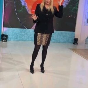 Amalia González Instagram - Me río mucho haciendo @empezareldiaoki 

Mis medias...@mediasstylo 
Mi look @dovlebedisenoargentino