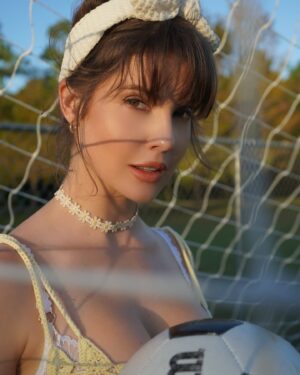 Amanda Cerny Instagram - Who’s your favorite player?! ⚽️🏆