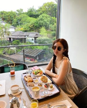 Amanda Chou Instagram - /
沒有陪玩姊姊只有陪玩姑姑

放暑假帶家人來住麗禧
台北近郊也有充滿綠意且愜意的地方
夏天泡湯吃吃美食 
也是很浪漫的一件事

超愛它們家的大眾池
造景 舒適度
真的很有在日本的感覺☺️