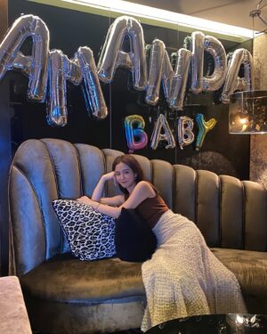 Amanda Chou Instagram - /
在一連串溫馨與驚喜的攻勢之下
吹了好幾個蠟燭 
許了好多個願望
準備進入人生的下一個階段
小姊姊要變成大姊姊了～

祝自己生日快樂
生活明朗
一路追光
可愛一如往常

歲月帶給我們魚尾紋
但也帶給我們從容和不惑
只要保持一顆樂觀善良的心
就能活得年輕 活得自在

感謝擁有的一切
也謝謝大家的祝福💗

Happy birthday ✨🦁️✨