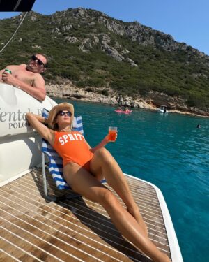 Amanda Holden Instagram - Insta v reality 🌴🇬🇷😂