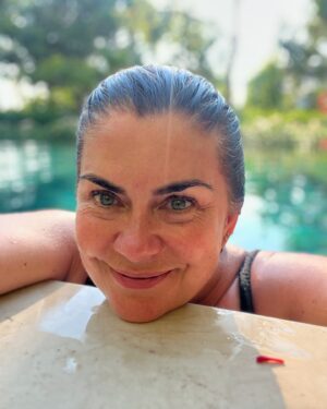 Amanda Lamb Instagram - Bloody hell I wish we could have summer holidays forever… first day included manky rescue cats, me trying to steal an 8ft inflatable flamingo and getting busted by a very angry Russian…. All in all it’s an amazing start… girls are happy… I am happy…