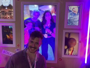 Amanda Lehan-Canto Instagram - “We’re on lunch can you come back?”
@vidcon 👏🙌👯‍♀️🐬🩵

Love this cast & crew @smosh !