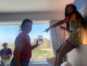 Amanda Lehan-Canto Instagram - “We’re on lunch can you come back?”
@vidcon 👏🙌👯‍♀️🐬🩵

Love this cast & crew @smosh !