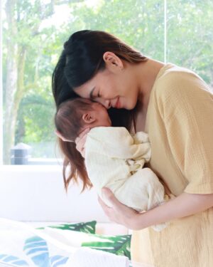 Amander Liew Instagram - 3 weeks with you, my little lion cub ❤️
…
Been figuring out motherhood in the comfort of @momleyloft, with guidance from experts from @hegen & @hegenlactationcentre, and non-stop pampering from @madam.partum ✨
⠀
Wei En and I have grown so much so far, but I guess parenthood is a never ending journey.
.
.
.
📷: SuperDad @l.weien ✨❤️
#parenthood #firsttimemom