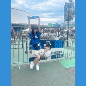 Amane Shindo Instagram - 現地からはむほー⚾️💙

チケット発売日からママとずっと楽しみにしていた試合観戦🏟
両チームめちゃくちゃアツい闘いだった…感動ｯｯｯ‼️😭✨️

日ハムの勝利！！！！！！！
本日のヒーローはマルちゃん⚾️🌟⋆꙳
ホームラン打った時嬉しすぎて泣きました😭😭😭
本当にヒーローすぎますｯｯｯ✨️
 
ドリオも連れてきちゃった(៸៸>⩊<៸｀)

球場グルメも試合も芝生も楽しんで、沢山勇気と元気を貰いました！！
お仕事頑張るパワーになったぁぁぁ💪💪💪💪💪
私も明日からまた頑張るぞ〜‼️

 #北海道日本ハムファイターズ  #lovefighters  #日ハム  #野球観戦  #野球女子  #ねすぐらむ