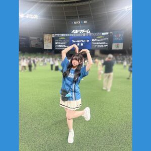 Amane Shindo Instagram - 現地からはむほー⚾️💙

チケット発売日からママとずっと楽しみにしていた試合観戦🏟
両チームめちゃくちゃアツい闘いだった…感動ｯｯｯ‼️😭✨️

日ハムの勝利！！！！！！！
本日のヒーローはマルちゃん⚾️🌟⋆꙳
ホームラン打った時嬉しすぎて泣きました😭😭😭
本当にヒーローすぎますｯｯｯ✨️
 
ドリオも連れてきちゃった(៸៸>⩊<៸｀)

球場グルメも試合も芝生も楽しんで、沢山勇気と元気を貰いました！！
お仕事頑張るパワーになったぁぁぁ💪💪💪💪💪
私も明日からまた頑張るぞ〜‼️

 #北海道日本ハムファイターズ  #lovefighters  #日ハム  #野球観戦  #野球女子  #ねすぐらむ