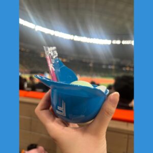 Amane Shindo Instagram - 現地からはむほー⚾️💙

チケット発売日からママとずっと楽しみにしていた試合観戦🏟
両チームめちゃくちゃアツい闘いだった…感動ｯｯｯ‼️😭✨️

日ハムの勝利！！！！！！！
本日のヒーローはマルちゃん⚾️🌟⋆꙳
ホームラン打った時嬉しすぎて泣きました😭😭😭
本当にヒーローすぎますｯｯｯ✨️
 
ドリオも連れてきちゃった(៸៸>⩊<៸｀)

球場グルメも試合も芝生も楽しんで、沢山勇気と元気を貰いました！！
お仕事頑張るパワーになったぁぁぁ💪💪💪💪💪
私も明日からまた頑張るぞ〜‼️

 #北海道日本ハムファイターズ  #lovefighters  #日ハム  #野球観戦  #野球女子  #ねすぐらむ