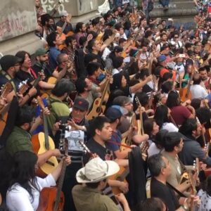 Amaro Gómez-Pablos Instagram - ¡Guitarras tocando...! Esta postal cívica de Chile enorgullece porque es el cierre a una semana de necesario “des-concierto”  con un mensaje muy claro... ahora el desafío es ponerse a trabajar en el nuevo contrato social. Del #EstadoDeEmergencia al #EstadoDeUnidad #lamarchamasgrandedechile. ¡¡VIVA CHILE 🇨🇱 MIERDA!! 👏👏👏