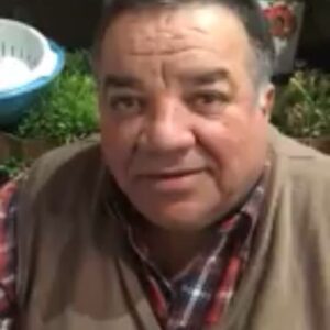 Amaro Gómez-Pablos Instagram - Este es el CHILE que a mi me admira. Patriota de verdad, no de pacotilla. Con un discurso que conmueve por su sinceridad.  Aquí no hay orquestación del PC o de Maduro... porque nada se antepone al CHILE querido de Arturo Guerrero, “el Padrino de La Vega”. No, el no se presta para manipulaciones... y tampoco avala a esos otros que se dicen muy chilenos al tiempo que revientan a compatriotas sabiendo que con 400 lucas no se puede vivir. Dejémonos de tanta derecha e izquierda y tiendecita política. No hay que tener mayor inteligencia o sensibilidad para entender que el reclamo masivo al que asistimos se llama vivir con dignidad... y lo que hoy se pide es justicia social.