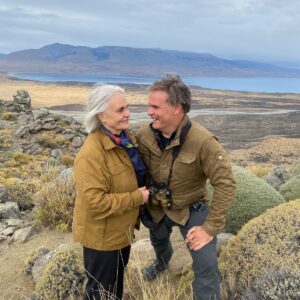 Amaro Gómez-Pablos Instagram - Conciliar trabajo con momentos familiares entrañables no es fácil, pero fue posible un par de días en nuestro recorrido por @estancia.cerroguido y con @cerroguido.conservacion , gracias a la generosidad de @piavergarafotografia al compartir sus tesoros en un lugar repleto de magia. Verte feliz y bailando al viento @patibenavidesg es una imagen que captura tu esencia y con la que siempre te recordaré, Querida Madre. Son ya 54 años de una hermosa y cómplice relación. Gracias Fernando García por la flexibilidad en el trabajo y hacer esto posible @patagonia.chiletv 👍👏👏👍 muy feliz y agradecido. #Magallanes la lleva #torresdelpaine #chileaventura