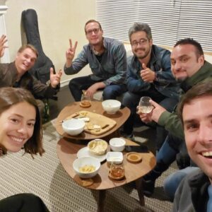 Amaro Gómez-Pablos Instagram - Postales de un viaje por Estados Unidos... desde Washington, por California, Utah, Missouri y Nueva York... haciendo #AlLimiteDeLaFiccion y topándonos con buenos amigos y mejores abrazos @isidoraldunate y @matiasalcalde ¡¡salud por los buenos equipos y los grandes proyectos!! @felipecarta @juls_sant @colombafilms 👏👍👏 GRACIAS @trecelab @canal13cl @teletrece @entel