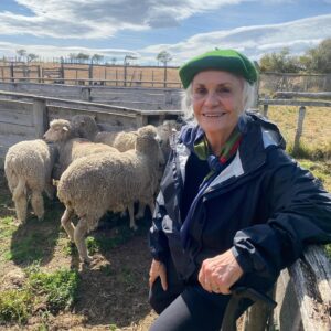Amaro Gómez-Pablos Instagram - Conciliar trabajo con momentos familiares entrañables no es fácil, pero fue posible un par de días en nuestro recorrido por @estancia.cerroguido y con @cerroguido.conservacion , gracias a la generosidad de @piavergarafotografia al compartir sus tesoros en un lugar repleto de magia. Verte feliz y bailando al viento @patibenavidesg es una imagen que captura tu esencia y con la que siempre te recordaré, Querida Madre. Son ya 54 años de una hermosa y cómplice relación. Gracias Fernando García por la flexibilidad en el trabajo y hacer esto posible @patagonia.chiletv 👍👏👏👍 muy feliz y agradecido. #Magallanes la lleva #torresdelpaine #chileaventura