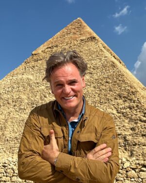 Amaro Gómez-Pablos Instagram - Un viaje afortunado y algo inesperado, por un país milenario … y todo ello en el marco de #COP27, haciendo un alto por El Cairo para grabar pinceladas culturales camino después a Sharm el-Sheij. Con mi amigo y compañero de labores @cristian___78 y siempre con @acciona