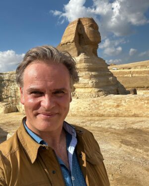 Amaro Gómez-Pablos Instagram - Un viaje afortunado y algo inesperado, por un país milenario … y todo ello en el marco de #COP27, haciendo un alto por El Cairo para grabar pinceladas culturales camino después a Sharm el-Sheij. Con mi amigo y compañero de labores @cristian___78 y siempre con @acciona
