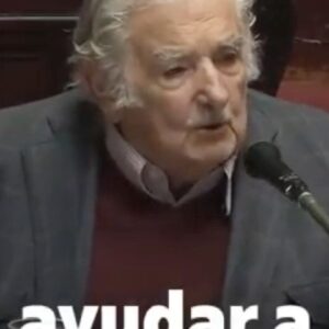 Amaro Gómez-Pablos Instagram - Mujica renuncia como senador, se va... Escucho estas palabras en su despedida y las estimo tan oportunas y necesarias para Chile. Pero claro, pensar así requiere madurez y grandeza, 6 balas en el cuerpo, 15 años en prision, ser Presidente de “todos” los uruguayos... y requiere ante todo Amor. Este adiós de José Mujica es tanto una clase magistral de política como lo es también de vida. Me inspira. Y espero les inspire. Es lo que se necesita en la contingencia de hoy.