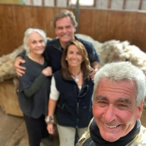 Amaro Gómez-Pablos Instagram - Conciliar trabajo con momentos familiares entrañables no es fácil, pero fue posible un par de días en nuestro recorrido por @estancia.cerroguido y con @cerroguido.conservacion , gracias a la generosidad de @piavergarafotografia al compartir sus tesoros en un lugar repleto de magia. Verte feliz y bailando al viento @patibenavidesg es una imagen que captura tu esencia y con la que siempre te recordaré, Querida Madre. Son ya 54 años de una hermosa y cómplice relación. Gracias Fernando García por la flexibilidad en el trabajo y hacer esto posible @patagonia.chiletv 👍👏👏👍 muy feliz y agradecido. #Magallanes la lleva #torresdelpaine #chileaventura