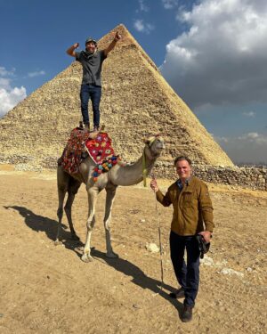 Amaro Gómez-Pablos Instagram - Un viaje afortunado y algo inesperado, por un país milenario … y todo ello en el marco de #COP27, haciendo un alto por El Cairo para grabar pinceladas culturales camino después a Sharm el-Sheij. Con mi amigo y compañero de labores @cristian___78 y siempre con @acciona