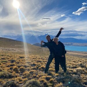 Amaro Gómez-Pablos Instagram - Conciliar trabajo con momentos familiares entrañables no es fácil, pero fue posible un par de días en nuestro recorrido por @estancia.cerroguido y con @cerroguido.conservacion , gracias a la generosidad de @piavergarafotografia al compartir sus tesoros en un lugar repleto de magia. Verte feliz y bailando al viento @patibenavidesg es una imagen que captura tu esencia y con la que siempre te recordaré, Querida Madre. Son ya 54 años de una hermosa y cómplice relación. Gracias Fernando García por la flexibilidad en el trabajo y hacer esto posible @patagonia.chiletv 👍👏👏👍 muy feliz y agradecido. #Magallanes la lleva #torresdelpaine #chileaventura