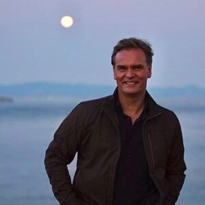 Amaro Gómez-Pablos Instagram - Confieso que de niño siento devoción hacia la Luna... más todavía cuando unos años más tarde supe quién era... me dijeron su nombre: Diana, la llamaban los romanos, Diosa de la Caza, de los Animales y las Tierras Salvajes. El niño que cuelga del adulto que soy hoy, me obliga siempre a mirar al cielo. Esta foto se la debo a mi amigo Eduardo Ravanal. Federico García Lorca, tenía estos versos: “El niño la mira mira. El niño la está mirando. En el aire conmovido 
mueve la luna sus brazos 
y enseña, lúbrica y pura, 
sus senos de duro estaño.
Huye luna, luna, luna. 
Si vinieran los gitanos, 
harían con tu corazón 
collares y anillos blancos”. Y asi la veo correr... asi le hablo.