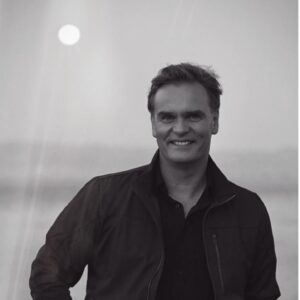 Amaro Gómez-Pablos Instagram - Confieso que de niño siento devoción hacia la Luna... más todavía cuando unos años más tarde supe quién era... me dijeron su nombre: Diana, la llamaban los romanos, Diosa de la Caza, de los Animales y las Tierras Salvajes. El niño que cuelga del adulto que soy hoy, me obliga siempre a mirar al cielo. Esta foto se la debo a mi amigo Eduardo Ravanal. Federico García Lorca, tenía estos versos: “El niño la mira mira. El niño la está mirando. En el aire conmovido 
mueve la luna sus brazos 
y enseña, lúbrica y pura, 
sus senos de duro estaño.
Huye luna, luna, luna. 
Si vinieran los gitanos, 
harían con tu corazón 
collares y anillos blancos”. Y asi la veo correr... asi le hablo.