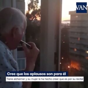Amaro Gómez-Pablos Instagram - Hermann tiene 80 años y Alzheimer... pero aún sabe tocar su armónica, aprendió a sus 5 años, y su cuidadora lo lleva en España a la ventana para que vea cómo la gente aplaude su concierto... y así el ritual en una cita ineludible, todos los días a las 8... con un pueblo que se pone de pie. #Coronavirus