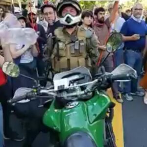 Amaro Gómez-Pablos Instagram - No son “ellos” y “nosotros”. En este entuerto estamos todos metidos, por la protesta y contra la violencia. La crisis institucional se evidencia cuando en la calle ves más grandeza que en el Congreso o en el Palacio, donde aún no saben qué pasos dar. Imagino que algunos me tildarán de ingenuo diciendo que esta es parte de la coreografía del PC, ganarse a las fuerzas de orden para que sean inoperantes. Yo creo ver aquí un acto espontáneo y ciudadano frente a un modelo agotado y que requiere reforma. No soy anti capitalista y mucho menos comunista. Estamos asistiendo a un fenómeno global que en Chile se agudiza por un abuso histórico. Todos merecemos un mejor país. #nohayguerra #justiciasocial