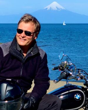 Amaro Gómez-Pablos Instagram - Patagonia Sobre Dos Ruedas… en moto, por parajes preciosos, entrelazando, cosiendo historias humanas de gran resiliencia en una geografía bella pero exigente. Este programa saldrá por @canal13cl y he tenido la dicha de reencontrarme con mi gran amigo Fernando García de @patagonia.tv en nuestros hábitats naturales, con el apoyo de @bmwmotorrad.chile arriba de una magnífica R-18… y también infaltables, mis amigos de @kuhl_cl con un equipamiento de primera división en ropa técnica de gran prestación y bonita. Gracias por este privilegio. Y gracias a los protagonistas de estas historias por recibirnos!!! POR CIERTO… Y mientras, leo un gran clásico: Zen y el arte del mantenimiento de la motocicleta 🏍, de Robert Pirsig 📖📚… y como guía, te recomiendo @moto_traveltm