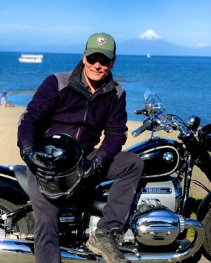 Amaro Gómez-Pablos Instagram - Patagonia Sobre Dos Ruedas… en moto, por parajes preciosos, entrelazando, cosiendo historias humanas de gran resiliencia en una geografía bella pero exigente. Este programa saldrá por @canal13cl y he tenido la dicha de reencontrarme con mi gran amigo Fernando García de @patagonia.tv en nuestros hábitats naturales, con el apoyo de @bmwmotorrad.chile arriba de una magnífica R-18… y también infaltables, mis amigos de @kuhl_cl con un equipamiento de primera división en ropa técnica de gran prestación y bonita. Gracias por este privilegio. Y gracias a los protagonistas de estas historias por recibirnos!!! POR CIERTO… Y mientras, leo un gran clásico: Zen y el arte del mantenimiento de la motocicleta 🏍, de Robert Pirsig 📖📚… y como guía, te recomiendo @moto_traveltm