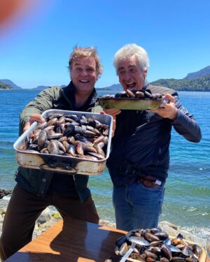 Amaro Gómez-Pablos Instagram - Patagonia Sobre Dos Ruedas… en moto, por parajes preciosos, entrelazando, cosiendo historias humanas de gran resiliencia en una geografía bella pero exigente. Este programa saldrá por @canal13cl y he tenido la dicha de reencontrarme con mi gran amigo Fernando García de @patagonia.tv en nuestros hábitats naturales, con el apoyo de @bmwmotorrad.chile arriba de una magnífica R-18… y también infaltables, mis amigos de @kuhl_cl con un equipamiento de primera división en ropa técnica de gran prestación y bonita. Gracias por este privilegio. Y gracias a los protagonistas de estas historias por recibirnos!!! POR CIERTO… Y mientras, leo un gran clásico: Zen y el arte del mantenimiento de la motocicleta 🏍, de Robert Pirsig 📖📚… y como guía, te recomiendo @moto_traveltm