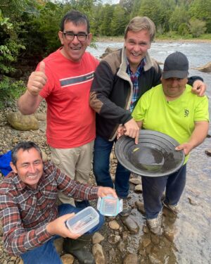 Amaro Gómez-Pablos Instagram - Patagonia Sobre Dos Ruedas… en moto, por parajes preciosos, entrelazando, cosiendo historias humanas de gran resiliencia en una geografía bella pero exigente. Este programa saldrá por @canal13cl y he tenido la dicha de reencontrarme con mi gran amigo Fernando García de @patagonia.tv en nuestros hábitats naturales, con el apoyo de @bmwmotorrad.chile arriba de una magnífica R-18… y también infaltables, mis amigos de @kuhl_cl con un equipamiento de primera división en ropa técnica de gran prestación y bonita. Gracias por este privilegio. Y gracias a los protagonistas de estas historias por recibirnos!!! POR CIERTO… Y mientras, leo un gran clásico: Zen y el arte del mantenimiento de la motocicleta 🏍, de Robert Pirsig 📖📚… y como guía, te recomiendo @moto_traveltm