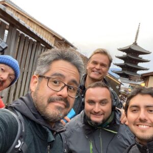 Amaro Gómez-Pablos Instagram - Por la otra mejilla del mundo... ahí anduvimos, conociendo la otra cara del planeta... en un viaje épico por lo exótico y memorable, con un gran equipo trabajando en la serie #AlLimiteDeLaFiccion ¿La idea? Anticipar algo de lo que se nos viene... gracias Eduardo Ravanal y @colombafilms , junto a @felipecarta @panchojimenez y nuestro gran y noble guía, Ricardo Peralta @ricardomirkra !!!! 👏👍👏