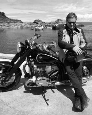 Amaro Gómez-Pablos Instagram - Patagonia Sobre Dos Ruedas… en moto, por parajes preciosos, entrelazando, cosiendo historias humanas de gran resiliencia en una geografía bella pero exigente. Este programa saldrá por @canal13cl y he tenido la dicha de reencontrarme con mi gran amigo Fernando García de @patagonia.tv en nuestros hábitats naturales, con el apoyo de @bmwmotorrad.chile arriba de una magnífica R-18… y también infaltables, mis amigos de @kuhl_cl con un equipamiento de primera división en ropa técnica de gran prestación y bonita. Gracias por este privilegio. Y gracias a los protagonistas de estas historias por recibirnos!!! POR CIERTO… Y mientras, leo un gran clásico: Zen y el arte del mantenimiento de la motocicleta 🏍, de Robert Pirsig 📖📚… y como guía, te recomiendo @moto_traveltm