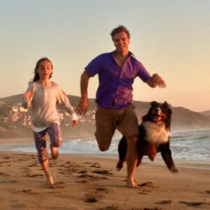 Amaro Gómez-Pablos Instagram - Hace una semana perdí a uno de mis más buenos amigos... 12 años juntos, inseparables, no había necesidad de hablar porque nos intuíamos el uno al otro. Melenas al viento, siempre con prestancia y “pretoriano” o fiel hasta la médula, juntos nos aventuramos a todo, mar y montaña. “Manolo” se llamaba, optando por lo simple pese a un nombre rimbombante en su acta de nacimiento que también le hacía justicia, “Alpencross a Kind of Magic”. Adivino de mis pesares y mis alegrías. Cómplices en largos abrazos que se traducían en épicas caminatas o una tarde de lectura a mis pies... Custodio natural de mis hijos, especialmente de Julieta. Pocas veces he conocido a un ser más noble. Los boyeros viven unos 8 años. Manolo puso 4 más por lealtad y bajo los cuidados de Marisa Saval cuando me separé. Torrentes de amor que le dieron más larga vida. Estoy tan agradecido. Lloro su partida, si, pero celebro también nuestra larga amistad... una amistad que quizá venía de antes, y que quizá vuelva a repetirse en otra vida.