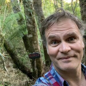 Amaro Gómez-Pablos Instagram - Patagonia Sobre Dos Ruedas… en moto, por parajes preciosos, entrelazando, cosiendo historias humanas de gran resiliencia en una geografía bella pero exigente. Este programa saldrá por @canal13cl y he tenido la dicha de reencontrarme con mi gran amigo Fernando García de @patagonia.tv en nuestros hábitats naturales, con el apoyo de @bmwmotorrad.chile arriba de una magnífica R-18… y también infaltables, mis amigos de @kuhl_cl con un equipamiento de primera división en ropa técnica de gran prestación y bonita. Gracias por este privilegio. Y gracias a los protagonistas de estas historias por recibirnos!!! POR CIERTO… Y mientras, leo un gran clásico: Zen y el arte del mantenimiento de la motocicleta 🏍, de Robert Pirsig 📖📚… y como guía, te recomiendo @moto_traveltm