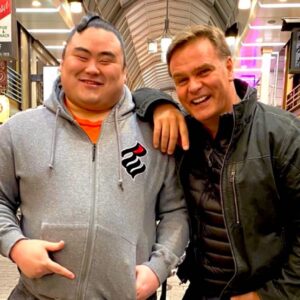 Amaro Gómez-Pablos Instagram - El peso cultural de Japón fue proporcional a su simpatía en las calles... un país de con-vivencia  pese a sus brutales contrastes. Fieles a su singular tradición, capaces de honrar sus costumbres al tiempo que abren de par en par la ventana del futuro y de paso moldean nuestro horizonte ... botón de muestra, asistimos a una prédica de un robot con su propia feligresía. Uno de muchos humanoides y el comienzo de esta tecnología. He aquí algunas postales de un singular viaje de trabajo que se mostrará por @canal13cl en @teletrece en la serie de reportajes #AlLimiteDeLaFiccion que presentará @entel y que saldrá al aire este marzo.